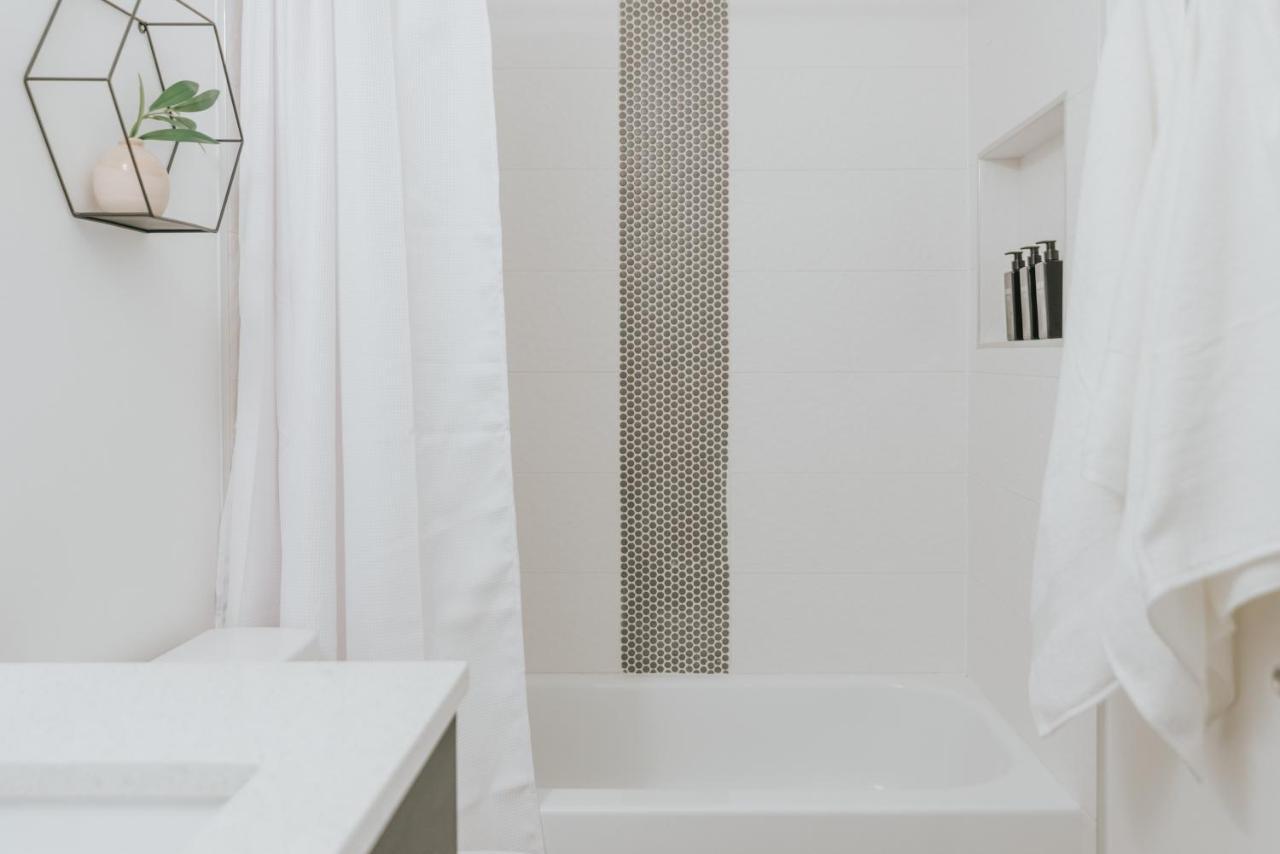 Private Cottage - King Beds, Brand New, Near Beach, Golfing, Shopping & Restaurants 레이크워쓰 외부 사진